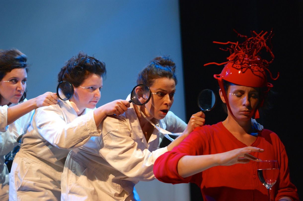 O grupo inglês 'Troupe' mescla teatro, corpo e contação de histórias