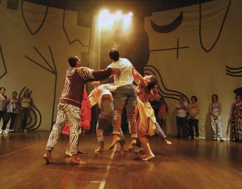 Poeira, sagrado e festa