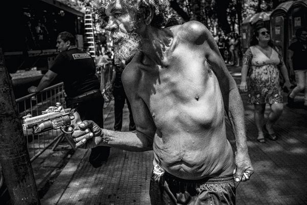 Morador de rua de São Paulo. Foto: Victor Dragonetti. 'Terra em transe', Fortaleza, Dragão do Mar