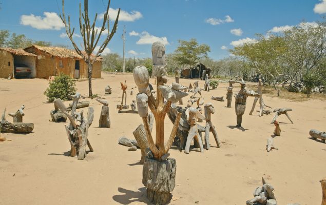 Muitos dos seres esculpidos pelo artista revisitam seu passado e figuras do imaginário sertanejo