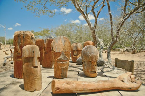 Muitos dos seres esculpidos pelo artista revisitam seu passado e figuras do imaginário sertanejo