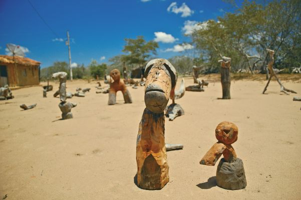 Muitos dos seres esculpidos pelo artista revisitam seu passado e figuras do imaginário sertanejo