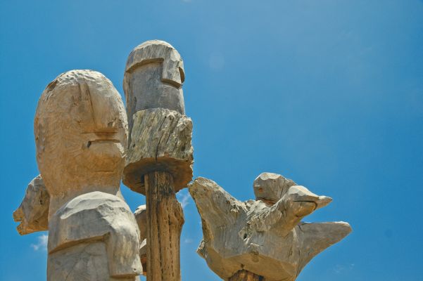 Muitos dos seres esculpidos pelo artista revisitam seu passado e figuras do imaginário sertanejo