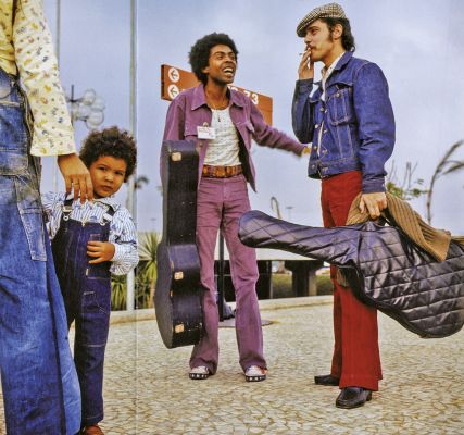 Com Gilberto Gil, em frente ao Palácio do Anhembi, onde ocorreu o 'Phono 73'. No festival, cantarolaram 'Cálice', que teve a letra proibida, mas não a melodia. Foto: Paulo Salomão/Abril Comunicações