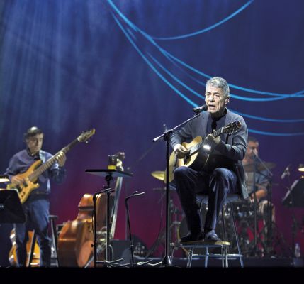 Recente parceria entre o cenógrafo e Chico Buarque para o show Caravanas