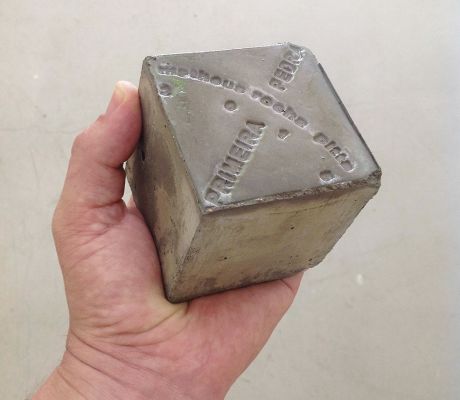 Na obra 'Primeira pedra', o artista propõe que o visitante saia da exposição em busca de uma pedra para trocar por um dos cubos de concreto utilizados por ele. Imagem: Divulgação