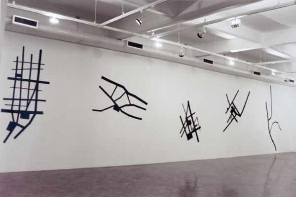 'Rusticidade' (2002). Desenho com lixas pretas sobre parede, 14 x 3 m. Centro Universitário Maria Antônia (USP, São Paulo/SP). Por Flora Assumpção