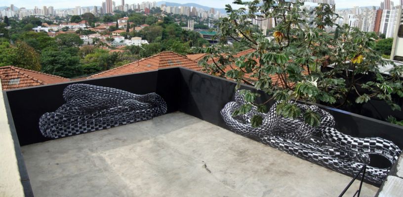 'Serpentário II', do projeto 'Serpentes de prata' ( 2010-2011). Instalação com cartazes lambe-lambe, 42 m². Galeria Vermelho - Espaço Tihuana, São Paulo (SP). Por Flora Assumpção