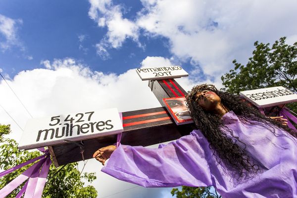 Mulheres crucificadas. 8M, Recife. Foto: Ana Lira