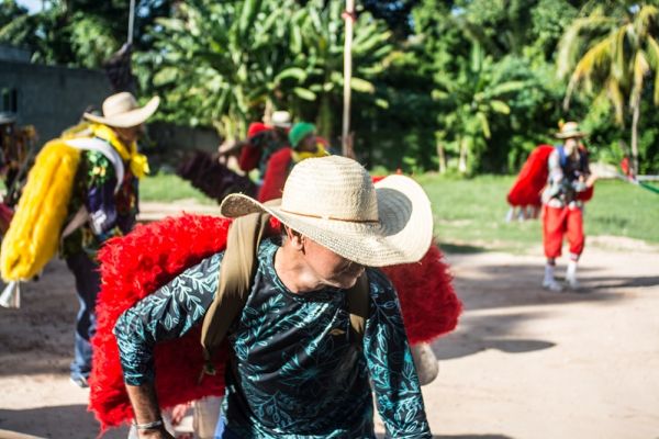 Brincantes do Maracatu Piaba de Ouro se preparam para o Carnaval. Cidade Tabajara, Olinda, Pernambuco, Brasil. Fevereiro de 2023. Foto: Chico Ludermir