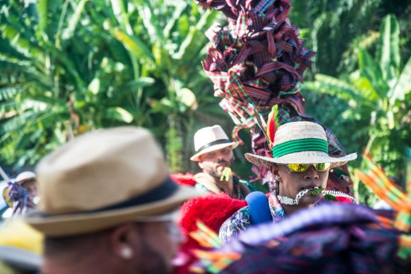 Brincantes do Maracatu Piaba de Ouro se preparam para o Carnaval. Cidade Tabajara, Olinda, Pernambuco, Brasil. Fevereiro de 2023. Foto: Chico Ludermir