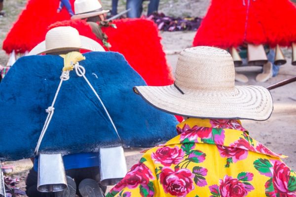 Brincantes do Maracatu Piaba de Ouro se preparam para o Carnaval. Cidade Tabajara, Olinda, Pernambuco, Brasil. Fevereiro de 2023. Foto: Chico Ludermir