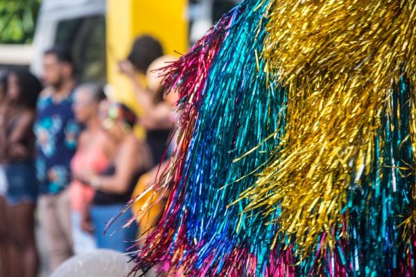 Brincantes do Maracatu Piaba de Ouro se preparam para o Carnaval. Cidade Tabajara, Olinda, Pernambuco, Brasil. Fevereiro de 2023. Foto: Chico Ludermir