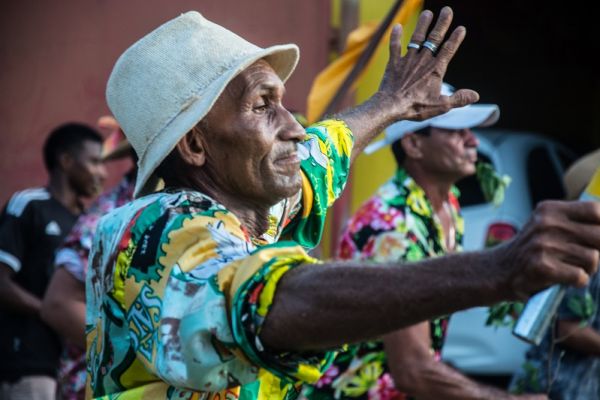 Brincantes do Maracatu Piaba de Ouro se preparam para o Carnaval. Cidade Tabajara, Olinda, Pernambuco, Brasil. Fevereiro de 2023. Foto: Chico Ludermir