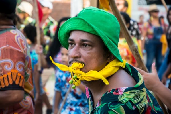 Dinda. Brincantes do Maracatu Piaba de Ouro se preparam para o Carnaval. Cidade Tabajara, Olinda, Pernambuco, Brasil. Fevereiro de 2023. Foto: Chico Ludermir