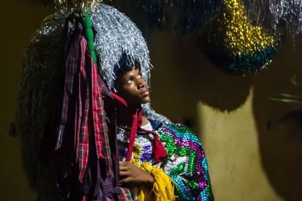 Elias. Brincantes do Maracatu Piaba de Ouro se preparam para o Carnaval. Cidade Tabajara, Olinda, Pernambuco, Brasil. Fevereiro de 2023. Foto: Chico Ludermir