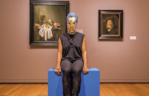 A performer apresentando The kissing mask no Museu de Arte de Seattle, Estados Unidos, em 2015. Foto: John Rudolph/Divulgação